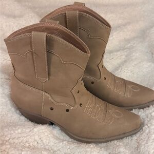Tan Western Cowboy Ankle Boots. Sz 8